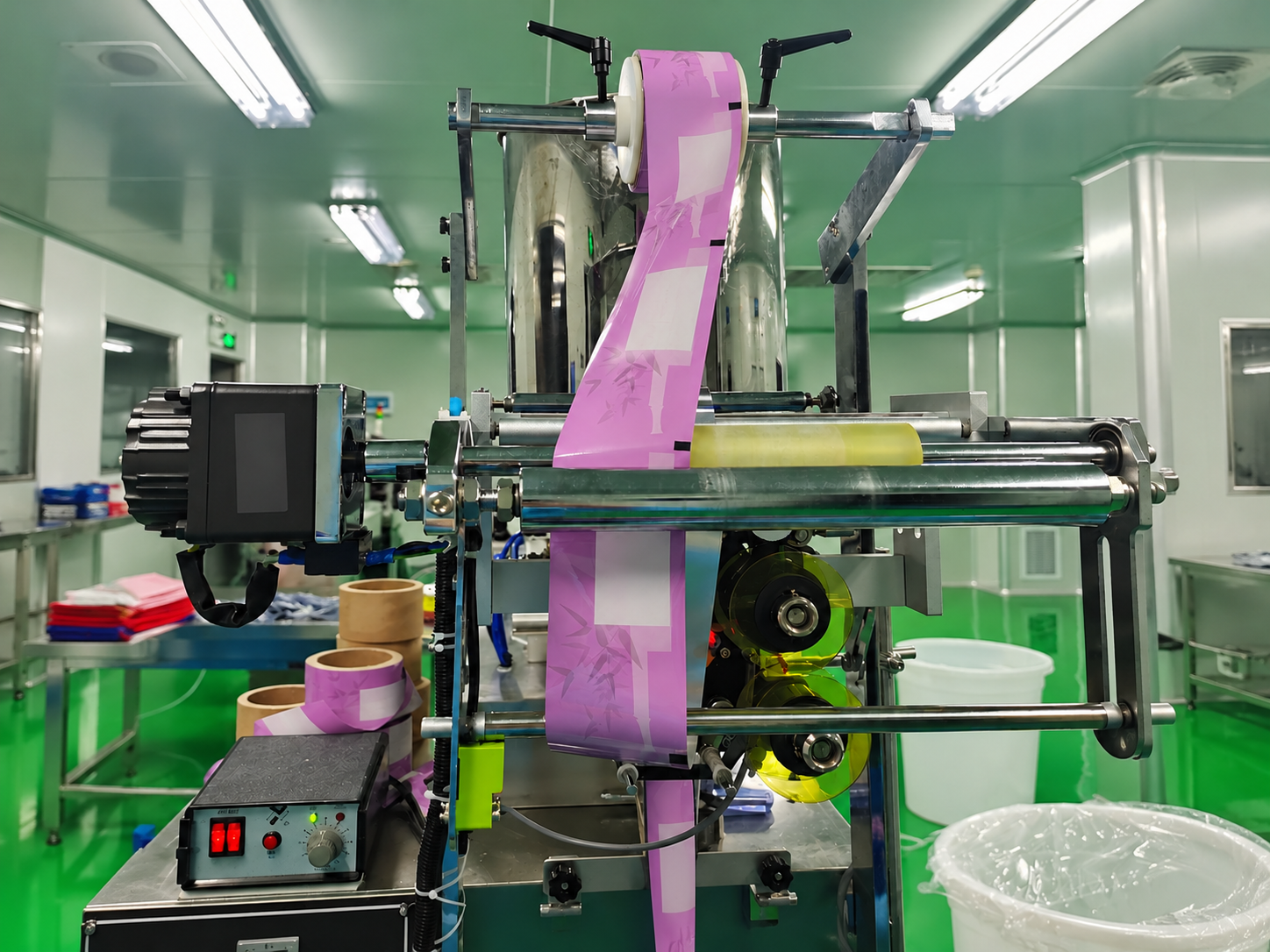 Anonymized printed film feeding through single-dose oral care packaging equipment in Fuzhou