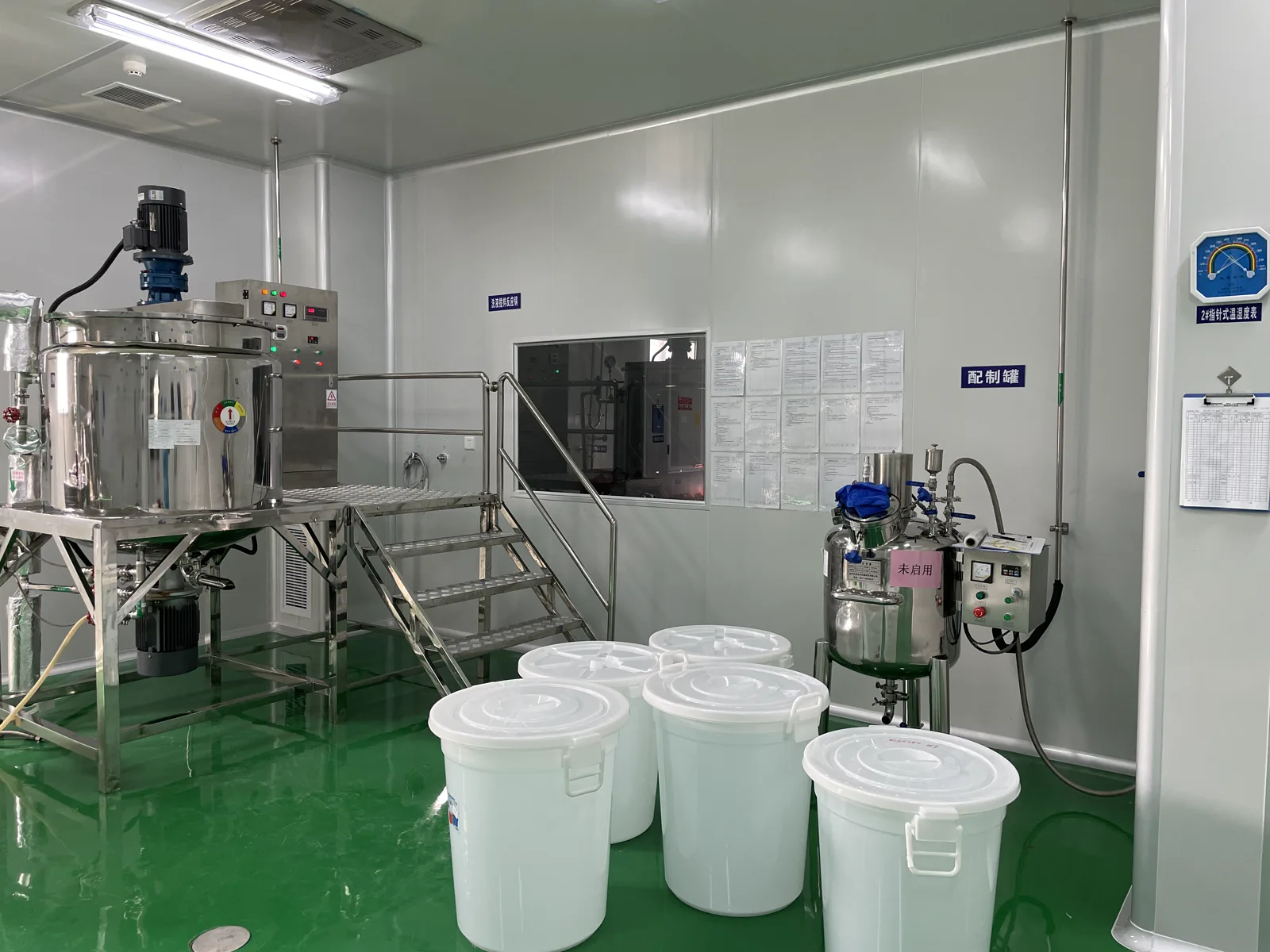 Batch preparation and filling equipment for single-dose oral care production